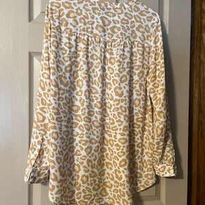 Torrid size 00 blouse tan and white color